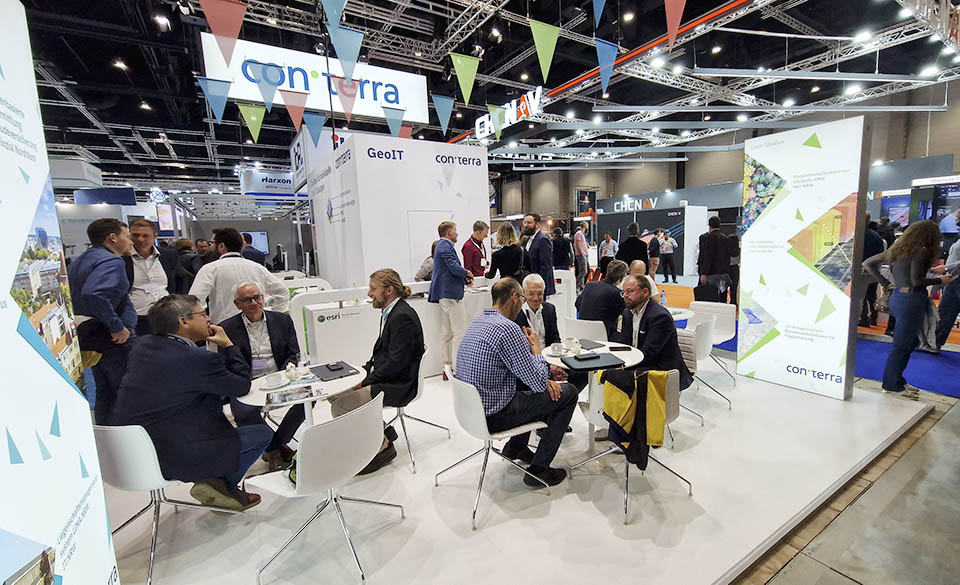 Direkt am Eingang, der con terra-Messestand