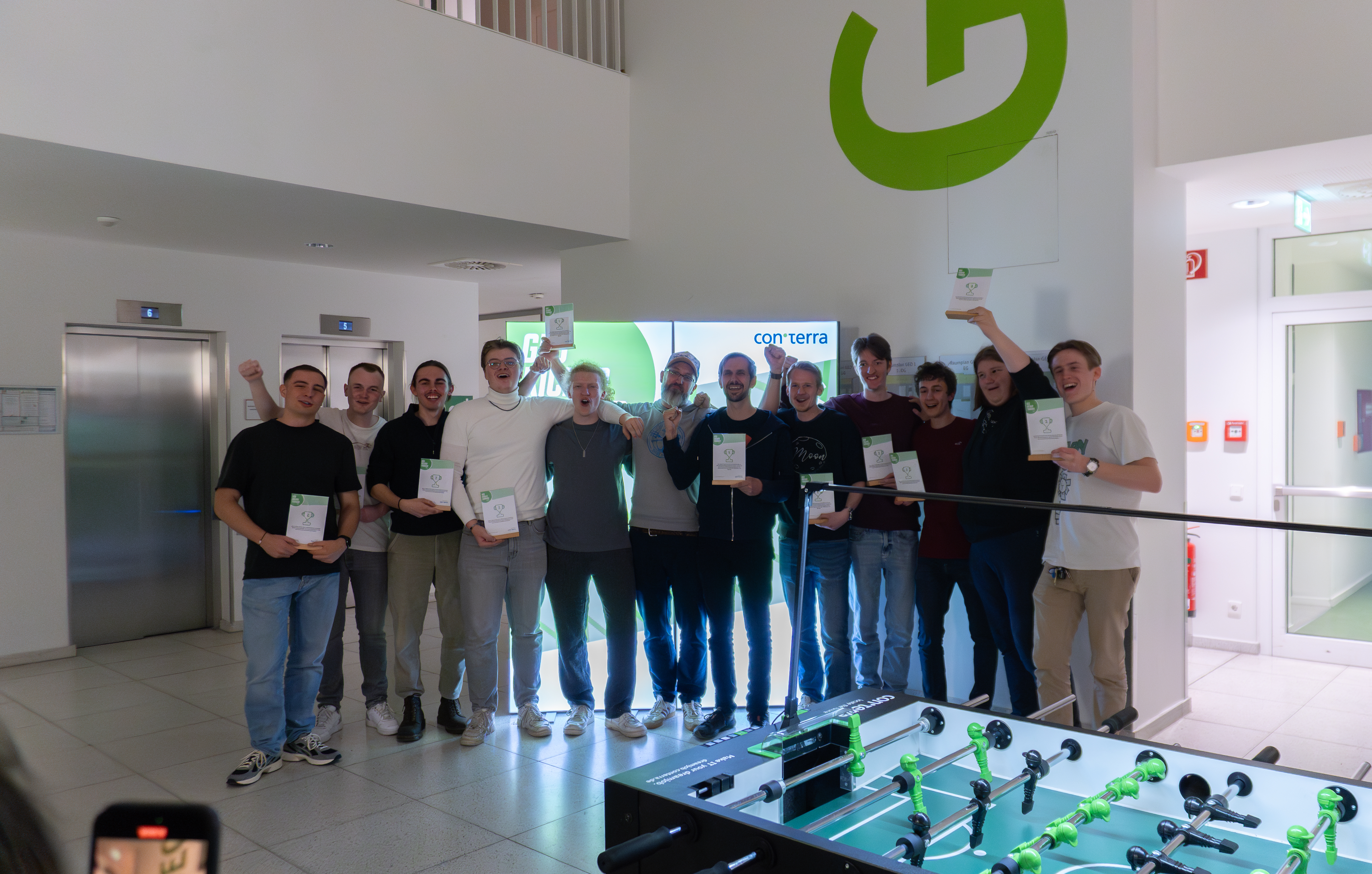 jubelnde Studenten die das Kickerturnier gewonnen haben